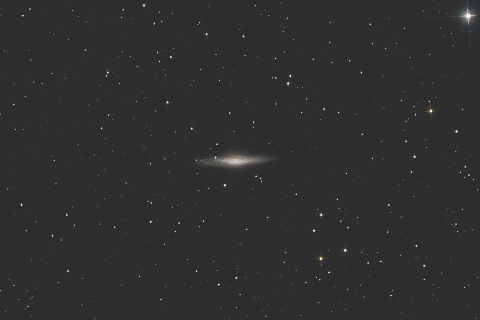 Die UFO-Galaxie NGC 2683 ist eine Spiralgalaxie mit aktivem Galaxienkern im Sternbild Luchs am Nordsternhimmel